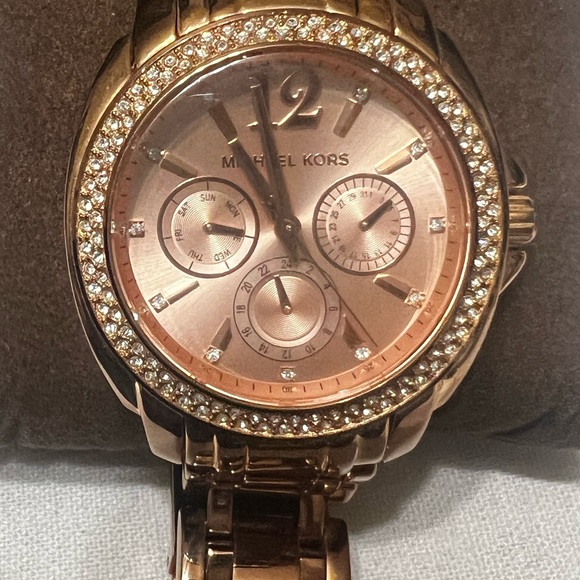 Like new Michael Kors Runway Rose gold - Picture 4 of 8
